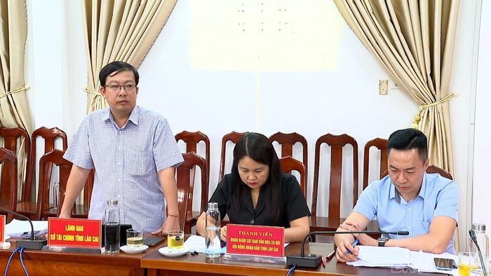 Thành viên đoàn giám sát Ban Văn hóa - Xã hội HĐND tỉnh phát biểu tại buổi làm việc.