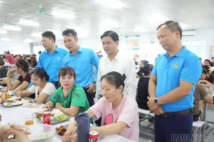 Các đồng chí lãnh đạo Liên đoàn Lao động tỉnh và lãnh đạo xã Trấn Yên cùng dự bữa ăn ca với đoàn viên công đoàn và người lao động.