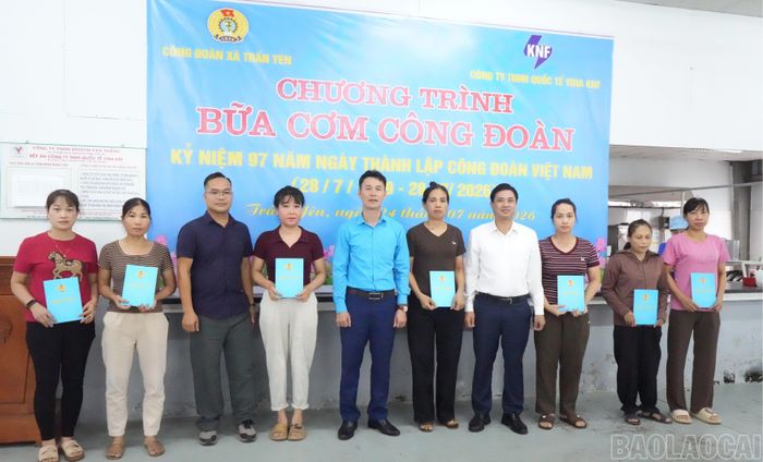Liên đoàn Lao động tỉnh trao 08 suất quà hỗ trợ cho các đoàn viên mắc bệnh hiểm nghèo.