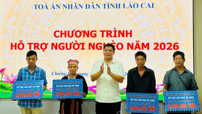 30 hộ nghèo tại hai xã Chiềng Ken và Tả Phìn nhận tiền hỗ trợ.