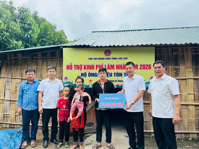Đoàn công tác trao hỗ trợ kinh phí làm nhà mới cho gia đình ông Triệu Tòn Trản, thôn Thượng Sơn, xã Phong Dụ Thượng.