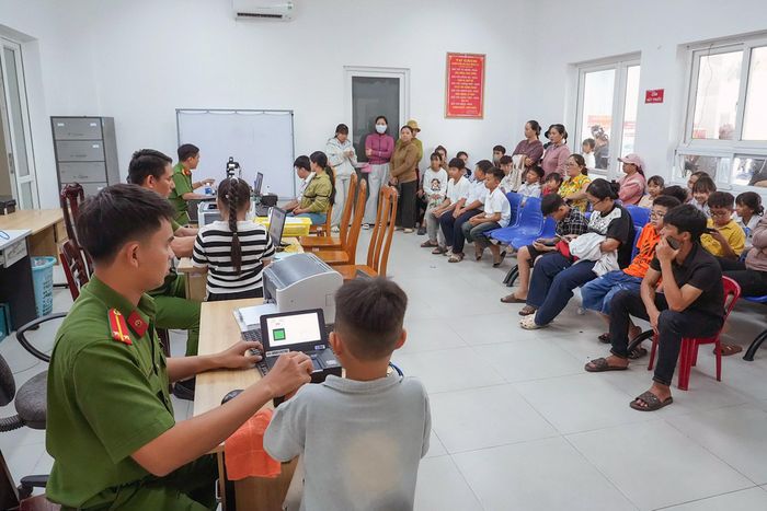 Phòng Cảnh sát QLHC về TTXH Công an tỉnh cấp căn cước, định danh điện tử cho trẻ em