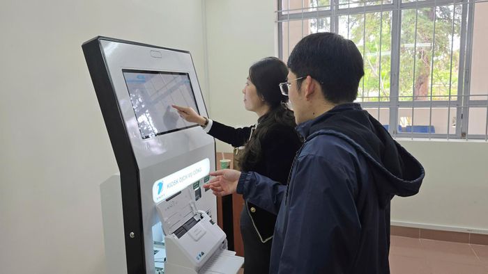 Người dân thực hiện thủ tục hành chính trên kiosk dịch vụ công tự phục vụ