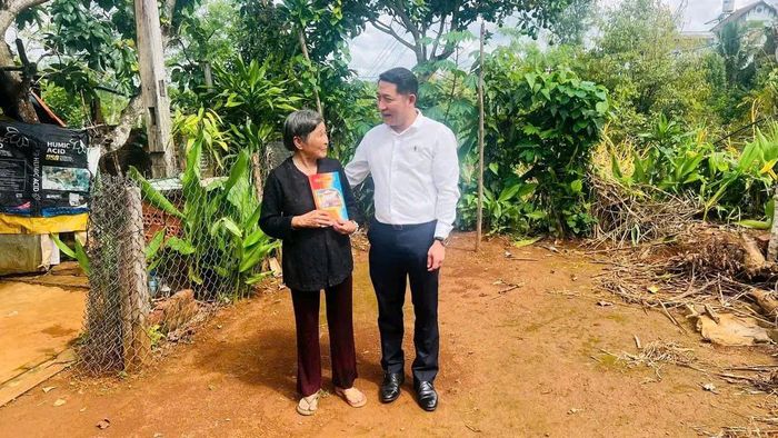 Ông Phan Anh Tuấn, TUV, Bí thư Đảng ủy, Chủ tịch HĐND xã Nhân Cơ trao tiền hỗ trợ làm nhà mới của 1 doanh nghiệp tư nhân địa phương cho gia đình bà Nguyễn Thị Thu Tâm, thôn 8