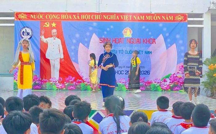 Hoạt động trải nghiệm trang phục truyền thống các dân tộc góp phần giúp học sinh hiểu và thêm yêu bản sắc văn hóa quê hương.