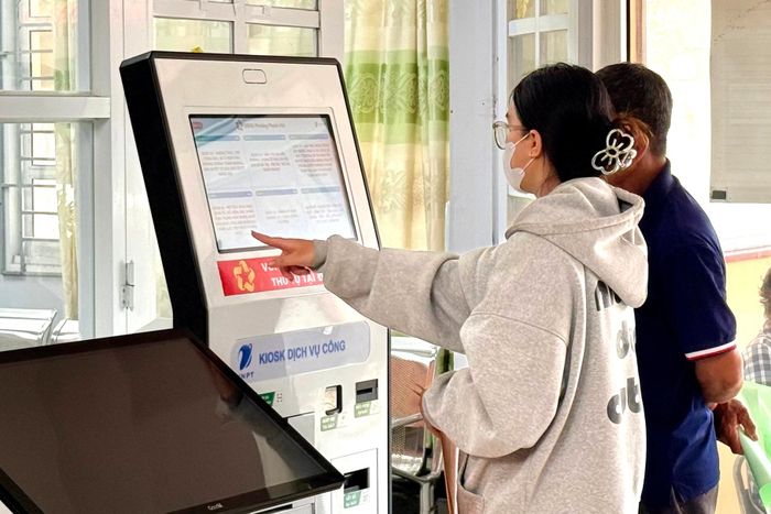 Người dân thực hiện thủ tục hành chính trên môi trường số