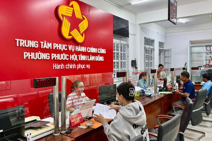 Người dân đến thực hiện thủ tục hành chính tại Trung tâm phục vụ hành chính công phường Phước Hội
