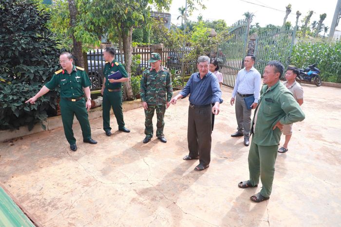 Nghi vấn vị trí tại thực địa hố chôn tập thể hiện nằm trên sân của 2 hộ gia đình tại thôn Thổ Hoàng 2, xã Đắk Sắk