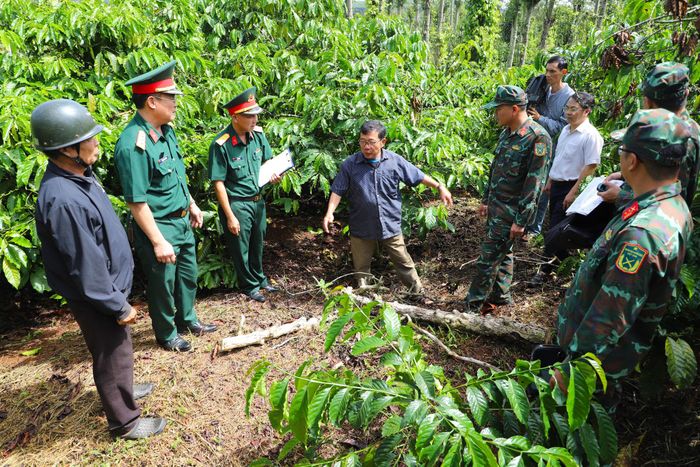 Ông Phan Văn Hiến cho biết, vào năm 1983, tại khu vực này trong quá trình làm rẫy, ông chứng kiến một số người đào đất và phát hiện 6 ngôi mộ. Bên dưới mỗi mộ có một bao ni lông đựng hài cốt. Sau khi phát hiện, mọi người đã chôn cất lại các hài cốt tại vị trí cũ