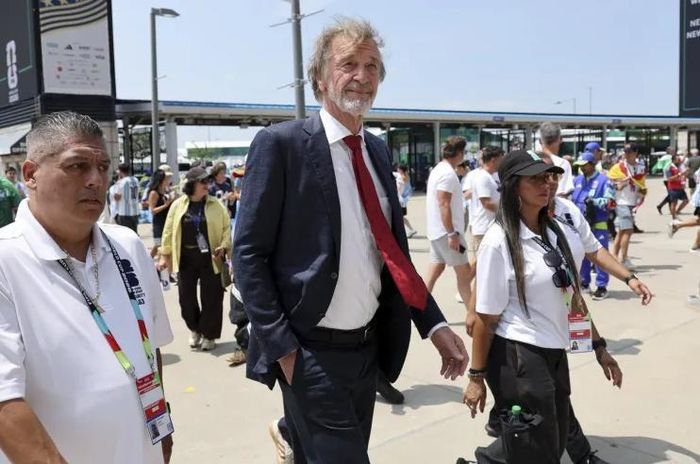Sir Jim Ratcliffe gây tranh cãi với hàng loạt chính sách tại Manchester United.