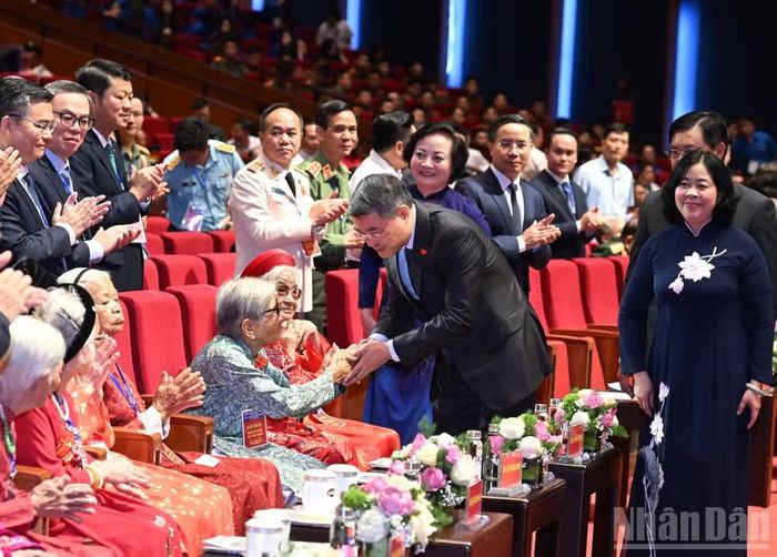 Thủ tướng Lê Minh Hưng ân cần hỏi thăm Mẹ Việt Nam Anh hùng tại Hội nghị Tri ân người có công với cách mạng toàn quốc năm 2026 (Ảnh: Báo Nhân Dân)