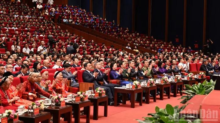 Các đồng chí lãnh đạo Đảng, Nhà nước, các đại biểu tham dự hội nghị