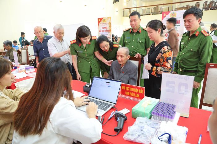 Trong đợt cao điểm từ ngày 23 - 26/7, Công an tỉnh Lâm Đồng phối hợp các đơn vị tổ chức thu nhận 1.521 mẫu sinh phẩm ADN thân nhân các liệt sĩ chưa xác định được thông tin trên địa bàn