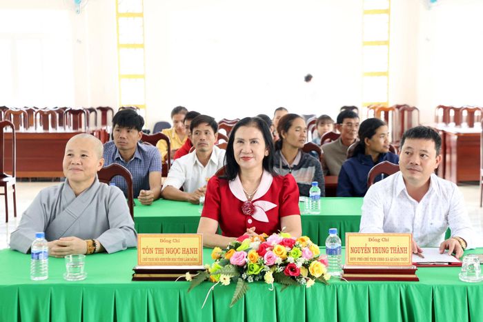 Bà Tôn Thị Ngọc Hạnh, Chủ tịch Hội Khuyến học tỉnh tham dự buổi trao tặng đèn năng lượng mặt trời tại xã Quảng Trực