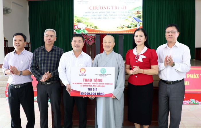 Hội Khuyến học tỉnh Lâm Đồng, Ban Tăng sự và Phân ban Ni giới tỉnh trao 55 bộ đèn tới chính quyền địa phương xã Quảng Trực