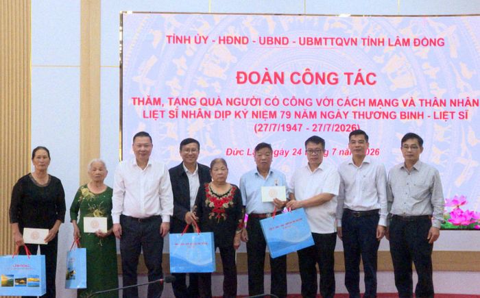 Đồng chí Nguyễn Ngọc Phúc, Tỉnh ủy viên, Phó Chủ tịch UBND tỉnh Lâm Đồng thăm, tặng quà tri ân người có công, gia đình người có công tại xã Đức Lập