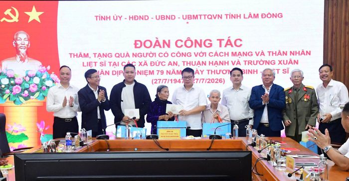 Đồng chí Nguyễn Ngọc Phúc, Tỉnh ủy viên, Phó Chủ tịch UBND tỉnh Lâm Đồng thăm, tặng quà tri ân người có công, gia đình người có công xã Đức An, Trường Xuân, Thuận Hạnh