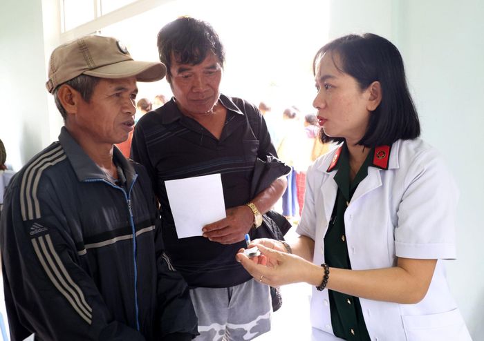 Người dân được cấp thuốc và hướng dẫn sử dụng thuốc an toàn