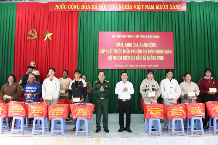 Bộ CHQS tỉnh Lâm Đồng tặng 100 suất quà tới người dân bon Bu P'răng 1 và Bu P'răng 2