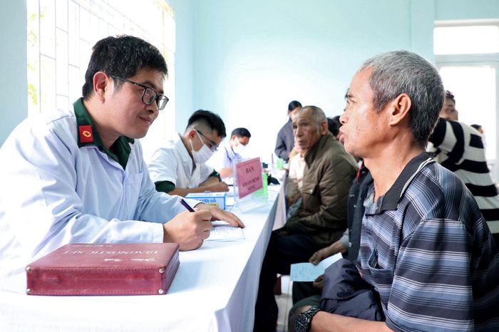 Người dân được cán bộ quân y của Bộ CHQS tỉnh Lâm Đồng khám bệnh, tư vấn sức khỏe