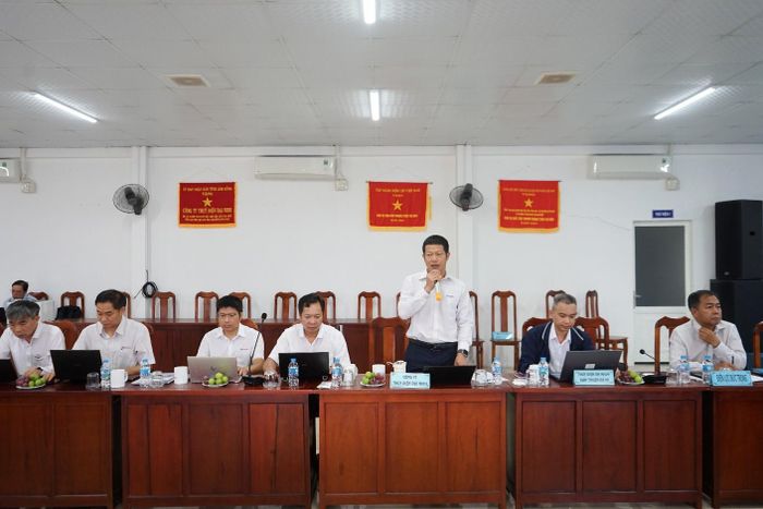Ông Nguyễn Viết Tài, Phó Giám đốc Công ty Thủy điện Đại Ninh chủ trì hội nghị