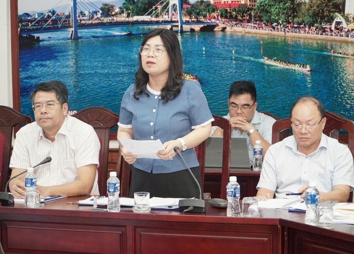 Chủ tịch UBND phường La Gi Đặng Thị Hồng Lâm báo cáo tại cuộc họp