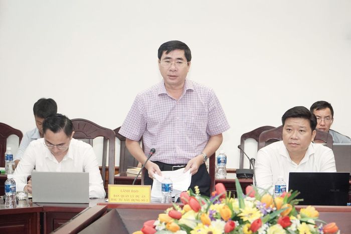 Ông Nguyễn Minh Nguyên, Phó Giám đốc Ban Quản lý dự án đầu tư xây dựng số 2 báo cáo tại cuộc họp