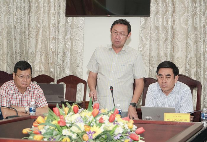 Phó Giám đốc Sở Xây dựng Bùi Trường Sơn báo cáo tại cuộc họp