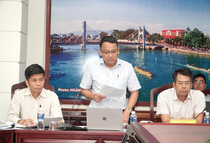 Phó Chủ tịch UBND phường Phước Hội Nguyễn Mậu Sâm báo cáo tại cuộc họp