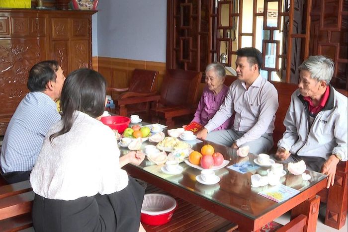 Đồng chí Hồ Văn Miền thăm hỏi đời sống gia đình Mẹ Việt Nam Anh hùng Nguyễn Thị Xuân, xã Thuận An