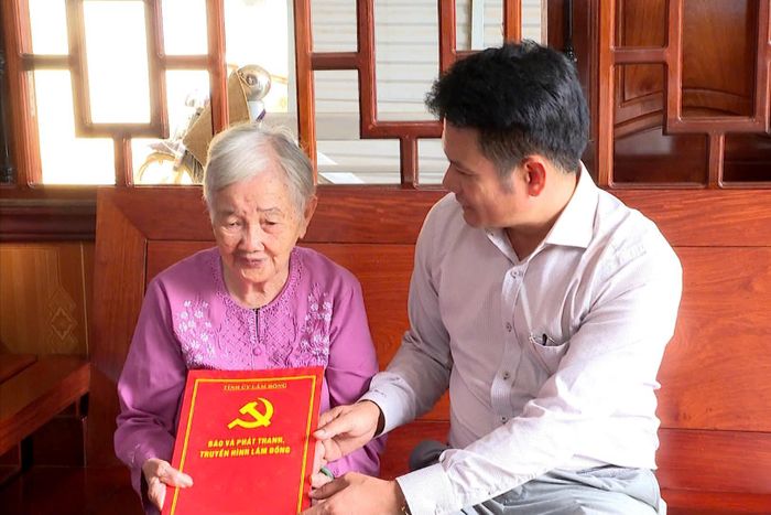 Đồng chí Hồ Văn Miền tặng quà tri ân Mẹ Việt Nam Anh hùng Nguyễn Thị Xuân