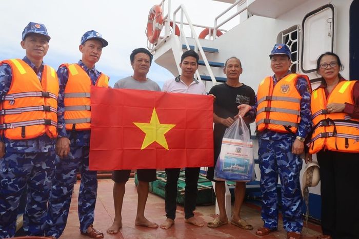Đoàn công tác tặng quà và Cờ Tổ quốc cho ngư dân đánh bắt trên biển