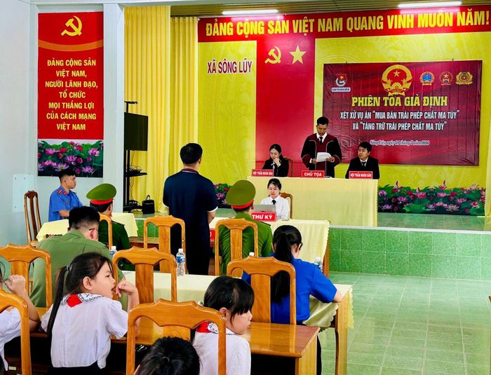 Tổ chức phiên tòa giả định và tuyên truyền pháp luật cho đoàn viên, các em học sinh