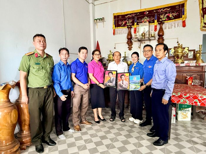 Trao tặng di ảnh cho thân nhân gia đình liệt sĩ