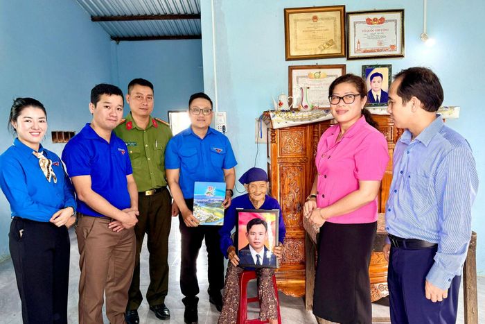 Trao tặng di ảnh cho thân nhân gia đình liệt sĩ