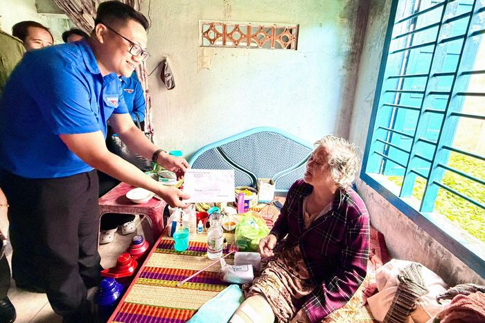 Thăm, tặng quà các gia đình chính sách trên địa bàn xã Sông Lũy