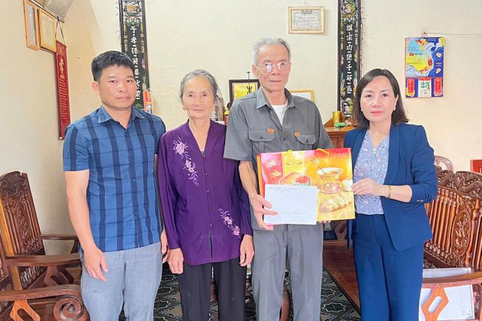 Đồng chí Nguyễn Thị Thùy Trinh, Phó Bí thư Thường trực Đảng ủy xã tặng quà cho gia đình ông Nguyễn Văn Khang