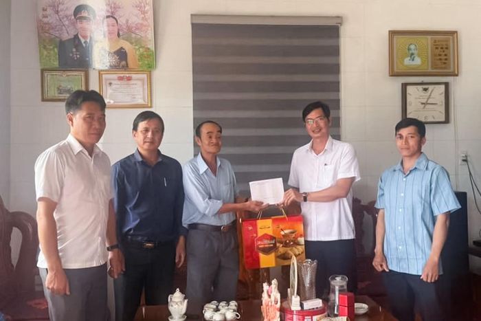 Đồng chí Nguyễn Tài Phương, Chủ tịch UBND xã tặng quà cho bệnh binh 71 - 80% Lê Quang Tài