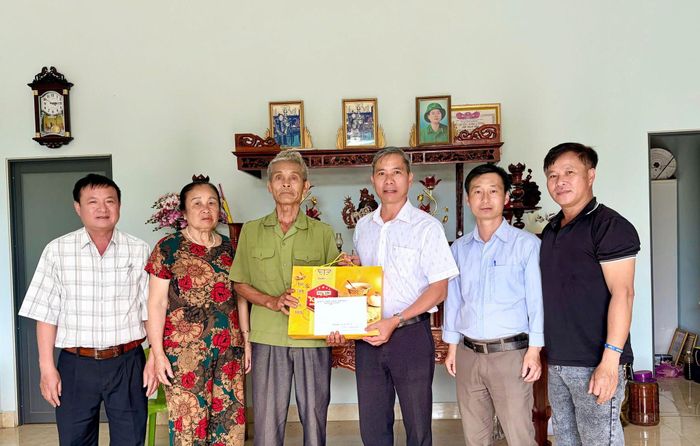 Đồng chí Nguyễn Công Thức, Phó Chủ tịch HĐND xã tặng quà cho thương binh Phí Đình Hợi