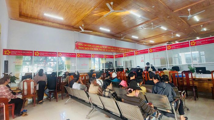 Người dân làm thủ tục tại Trung tâm phục vụ hành chính công xã D'ran.