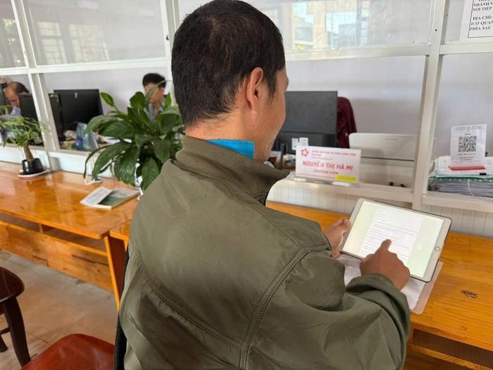 Người dân làm thủ tục tại Trung tâm phục vụ hành chính công xã D'ran.