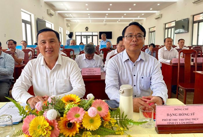 Đồng chí Đặng Hồng Sỹ, Phó Bí thư Thường trực Tỉnh ủy Lâm Đồng cùng lãnh đạo Đặc khu Côn Đảo tại buổi gặp mặt