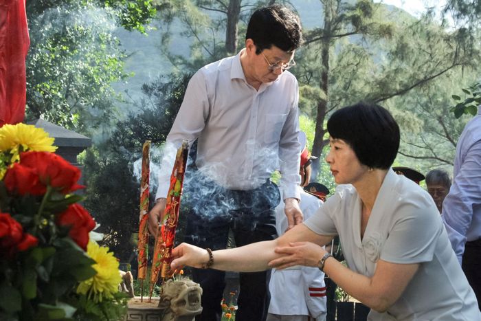 Đồng chí Phạm Thị Phúc, Phó Bí thư Tỉnh ủy, Chủ tịch Ủy ban MTTQ Việt Nam tỉnh Lâm Đồng dâng hương tại phần mộ cố Tổng Bí thư Lê Hồng Phong