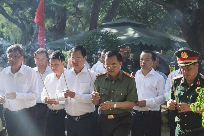 Các thành viên trong đoàn công tác dâng hương, viếng mộ các Anh hùng Lực lượng vũ trang nhân dân
