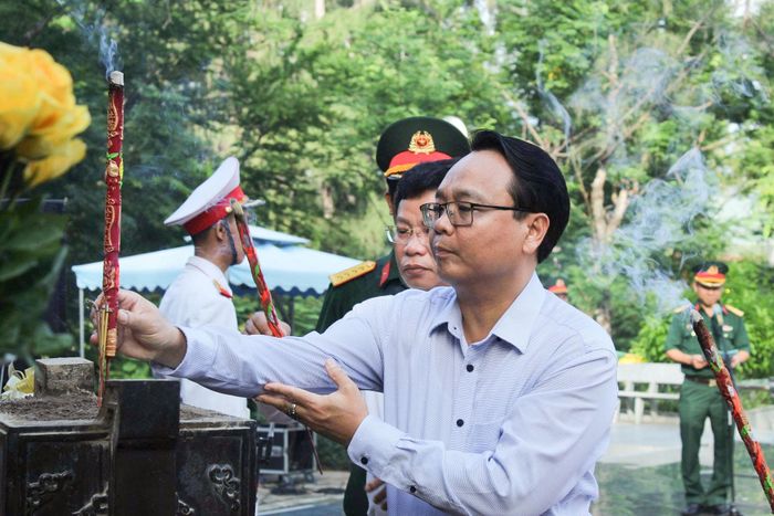 Đồng chí Đặng Hồng Sỹ, Phó Bí thư Thường trực Tỉnh ủy dâng hương tại Nghĩa trang Hàng Keo