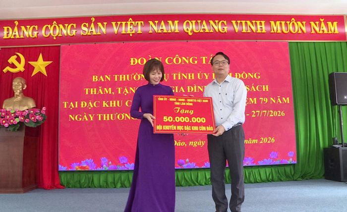 Đồng chí Đặng Hồng Sỹ, Phó Bí thư Thường trực Tỉnh ủy tặng quà của tỉnh Lâm Đồng đến Đặc khu Côn Đảo