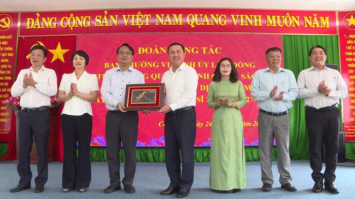 Các đồng chí: Đặng Hồng Sỹ, Phó Bí thư Thường trực Tỉnh ủy; Lưu Văn Trung, Phó Bí thư Tỉnh ủy, Chủ tịch HĐND tỉnh; Phạm Thị Phúc, Phó Bí thư Tỉnh ủy, Chủ tịch Ủy ban MTTQ Việt Nam tỉnh Lâm Đồng nhận bức khánh hình bản đồ Côn Đảo từ lãnh đạo Đặc khu Côn Đảo trao tặng