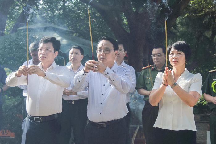 Các đồng chí: Đặng Hồng Sỹ, Phó Bí thư Thường trực Tỉnh ủy; Lưu Văn Trung, Phó Bí thư Tỉnh ủy, Chủ tịch HĐND tỉnh; Phạm Thị Phúc, Phó Bí thư Tỉnh ủy, Chủ tịch Ủy ban MTTQ Việt Nam tỉnh Lâm Đồng viếng nơi yên nghỉ của các Anh hùng liệt sĩ tại Nghĩa trang Hàng Dương