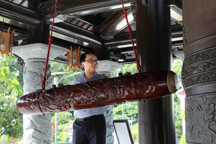 Đồng chí Đặng Hồng Sỹ, Phó Bí thư Thường trực Tỉnh ủy Lâm Đồng thực hiện nghi thức thỉnh chuông