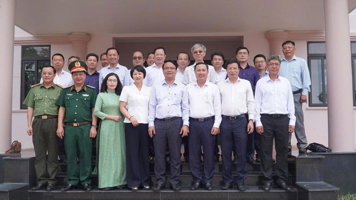 Đoàn công tác Ban Thường vụ Tỉnh ủy Lâm Đồng công tác chụp hình lưu niệm cùng chính quyền Đặc khu Côn Đảo